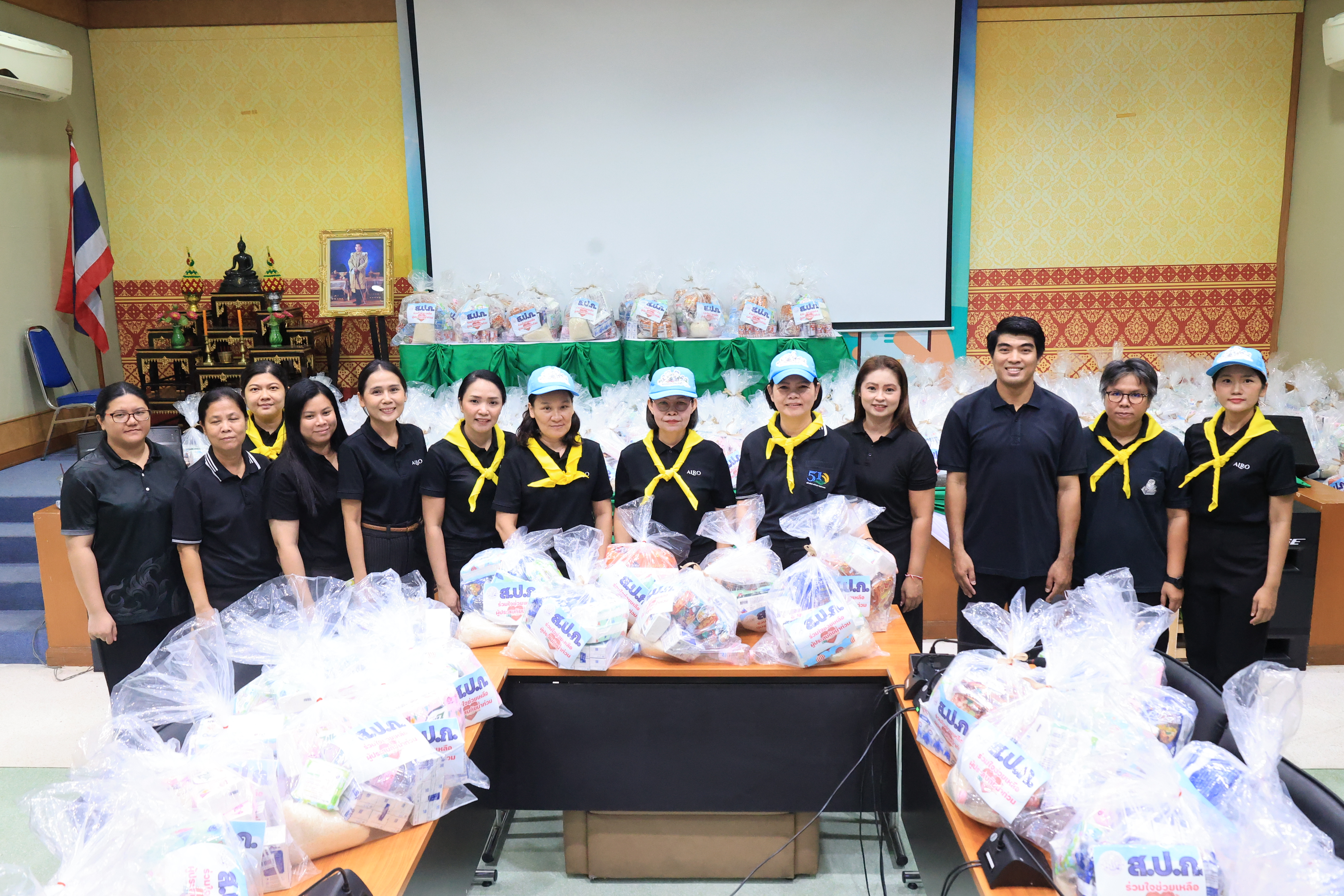 title - ส.ป.ก. ระดมจิตอาสาเตรียมถุงยังชีพ ส่งต่อความห่วงใยจาก รมช.เกษตรฯ ถึงมือผู้ประสบอุทกภัย